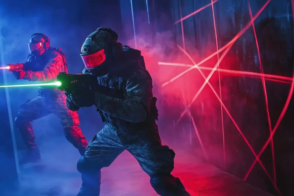 Adrenalina bez bólu – dlaczego laserowy paintball w Warszawie podbija serca graczy?